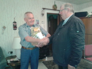 Manfred Arnold gratuliet Klaus Reinhardt zum 80. Geburtstag