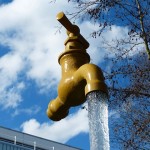 Foto zeigt einen Wasserhahn der in der Luft zu hängen scheint. Wasser fließt heraus.