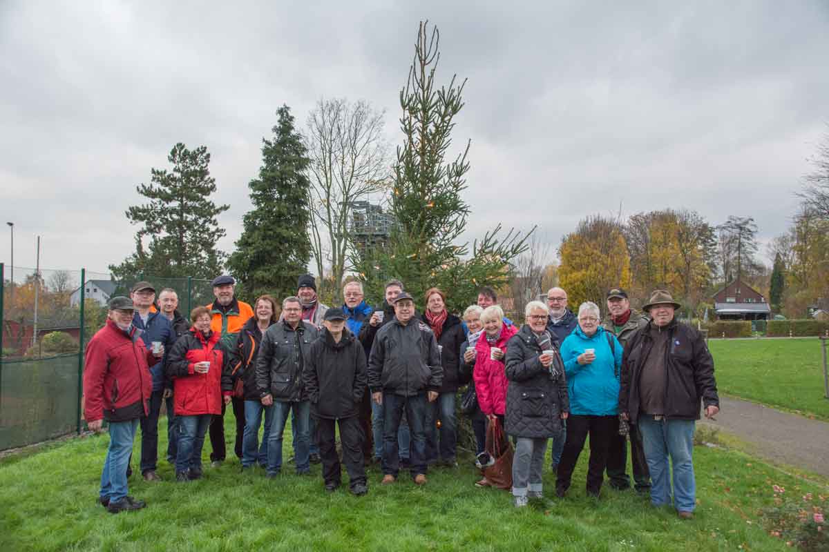 Weihnachtsbaumaufsteller und fröhliche Mitfeiernde vor unserem diesjährigen Weihnachtsbaum