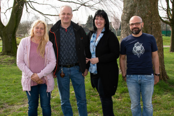 Auf dem Bild sind vier Personen. Die geehrten sind Angela, Sako, Claudia und Marek